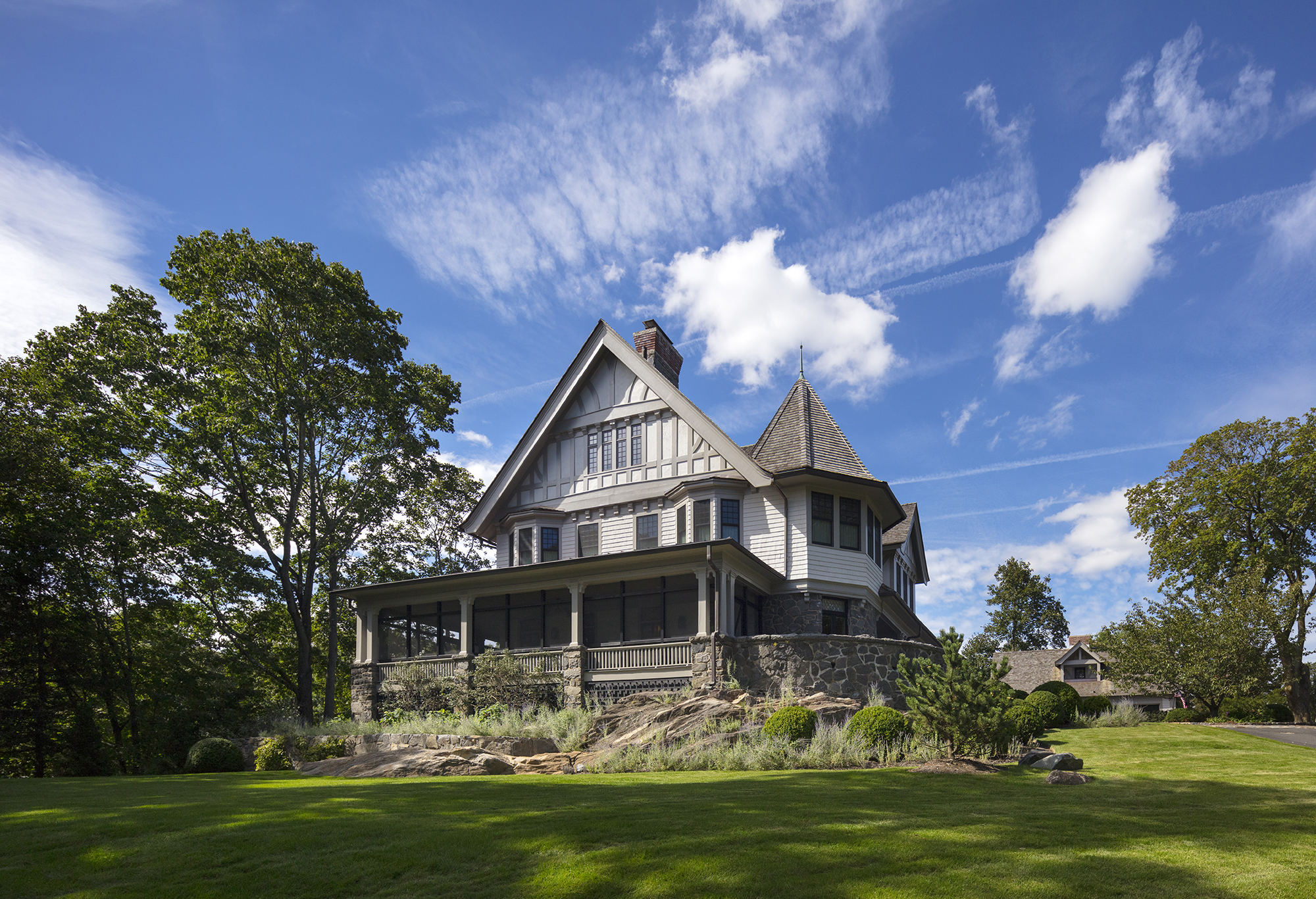 Tudor Home | Saniee ArchitectsPhotos: David Sundberg/ESTO